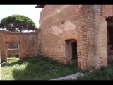 06780 ostia - regio i - insula ix - caseggiato dietro la curia (i,ix,1) - 4. laden von westen - bli ri suedwesten - 09-2022.jpg